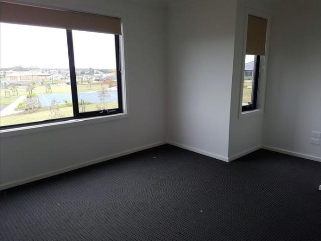Walking Distance to Hume Anglican Grammer and Bus Transportation!