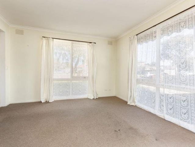 Walking distance to Hunt Club Shopping Centre!