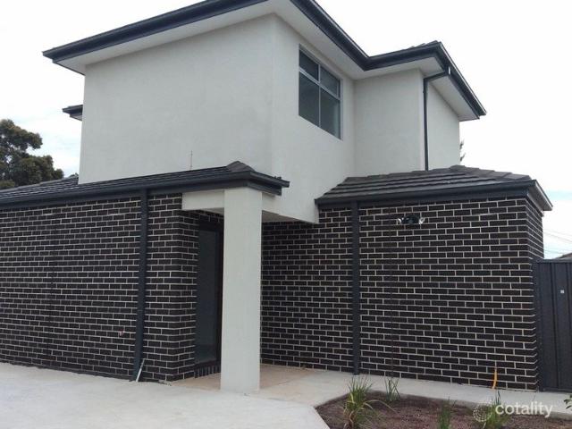 Walking distance to Hoppers Crossing Station!