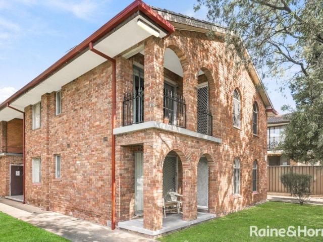 Walking Distance to Kingswood Train Station!