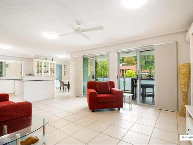 Walking distance to Kirra Beach!