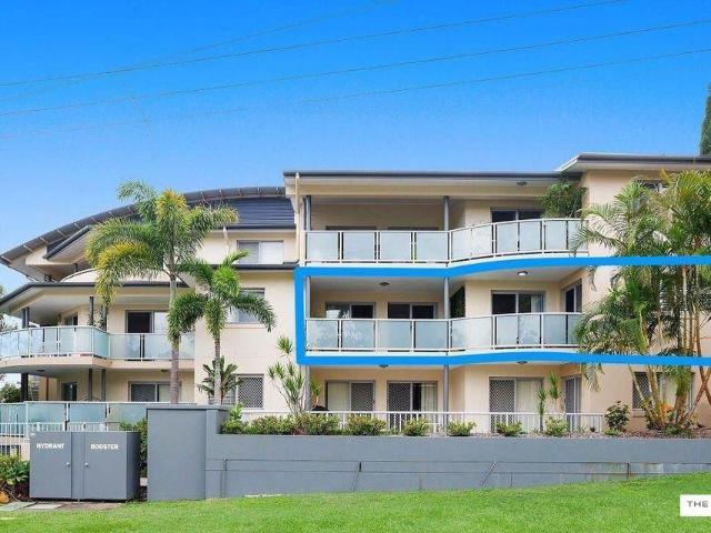 Walking distance to Kirra Beach!