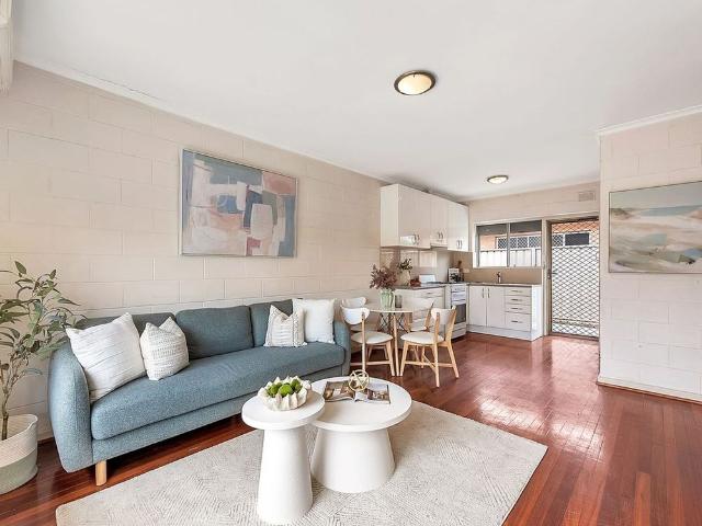 Walking Distance to Largs Bay!