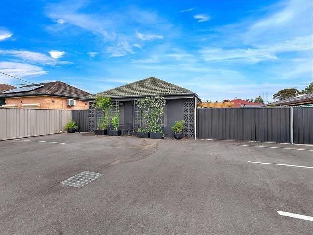 Walking Distance to Largs Bay!