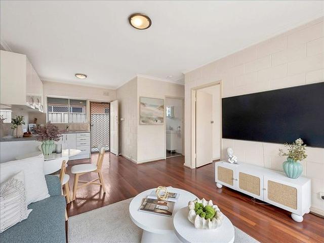 Walking Distance to Largs Bay!