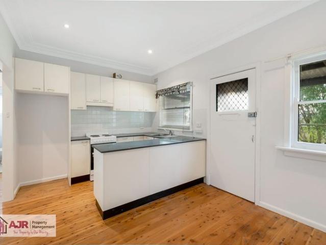 Walking Distance to Local Shops, Station and Schools!