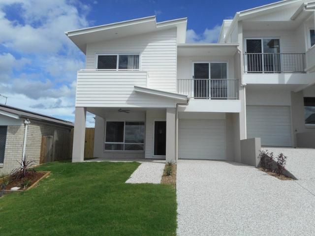 Walking distance to Park and Schools !