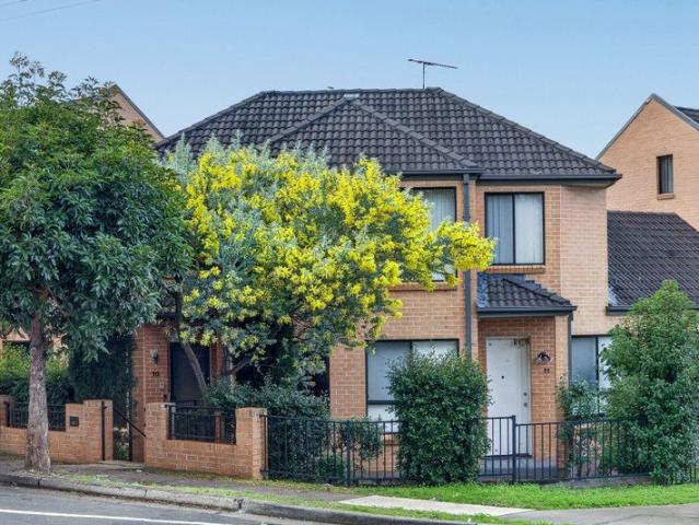 WALKING DISTANCE TO STATION | CLOSE TO SHOPS AND AMMENITIES