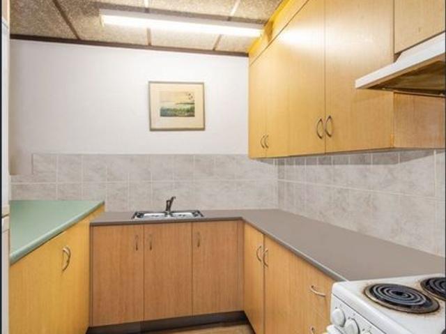 Walking distance to Stockland Shopping Centre