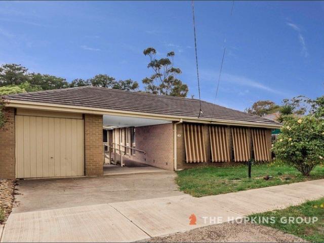 Walking distance to Sunbury Central Shopping Centre and Metro/V Line