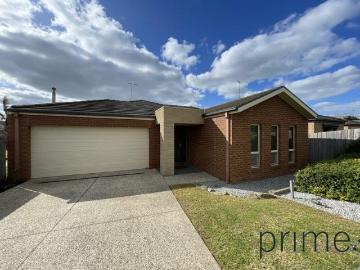 Walking Distance to Schools, Shops and Marshall Train Station!