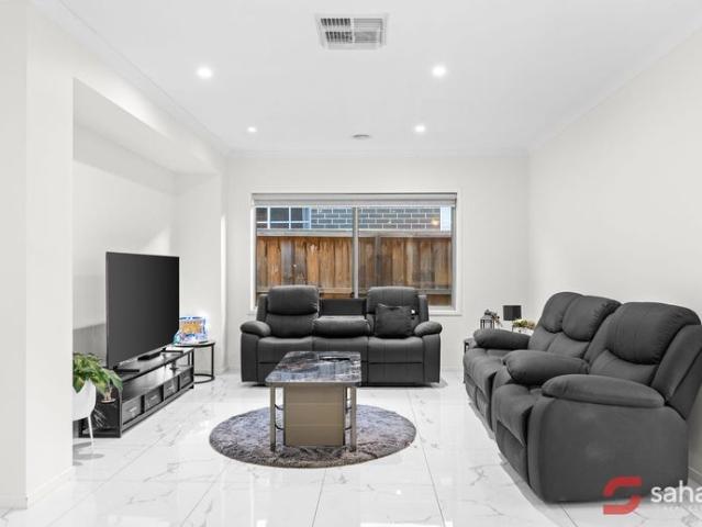 Walking distance to Shopping centre and Train