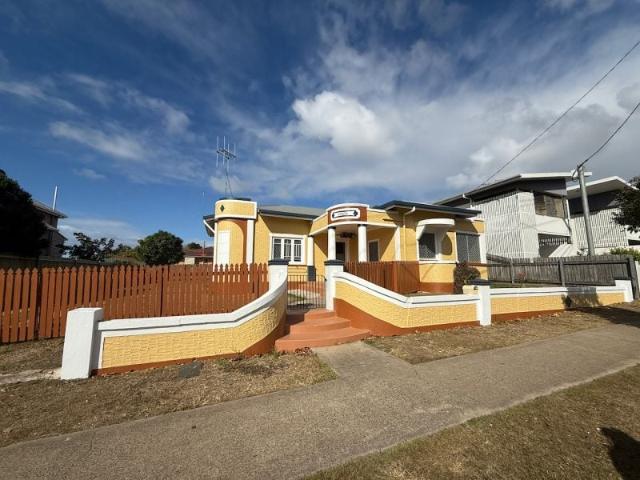WALKING DISTANCE TO SHOPS & SCHOOLS!