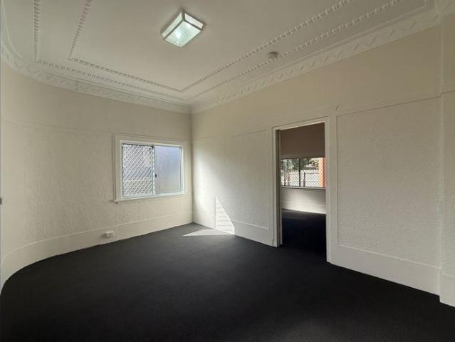 WALKING DISTANCE TO SHOPS & SCHOOLS!