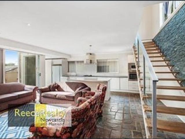 WALKING DISTANCE TO THE UNIVERSITY DRIVE