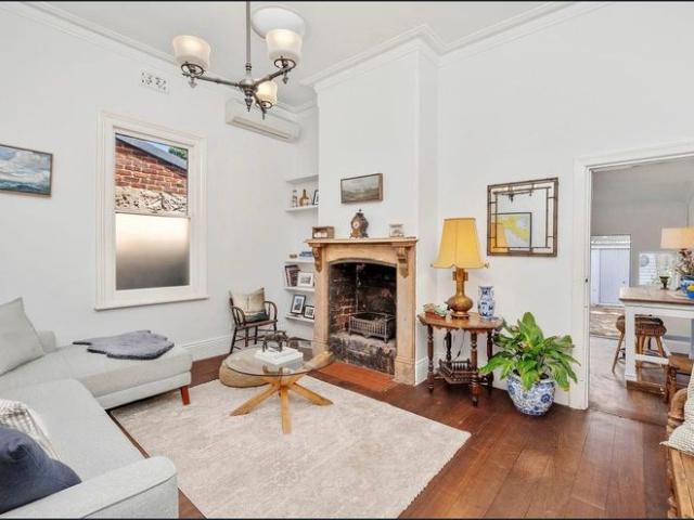 Walking distance to the beach, river and all the best cafes and restaurants of North Fremantle