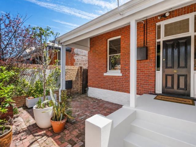 Walking distance to the beach, river and all the best cafes and restaurants of North Fremantle