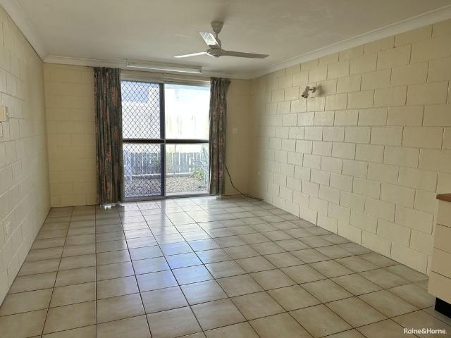 WALKING DISTANCE TO THE STRAND!