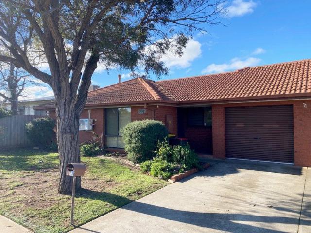 WALKING DISTANCE TO WERRIBEE STATION & SHOPS