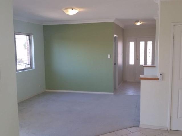 Walking distance to Whitford city shopping centre and schools