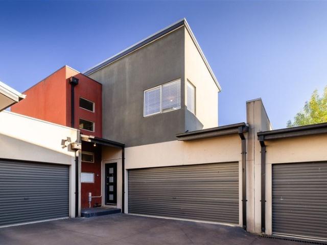 Walking Distance to Woolworths, Low Maintains Lifestyle!