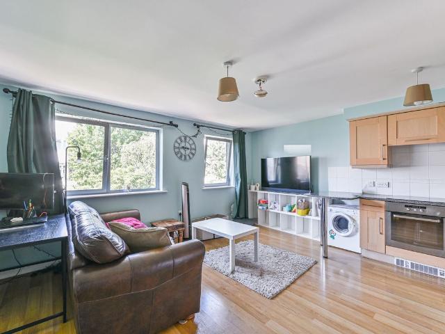 Wallace Court, Balham, London SW17, 2 bed flat to rent, £2,600 pcm | PrimeLocation