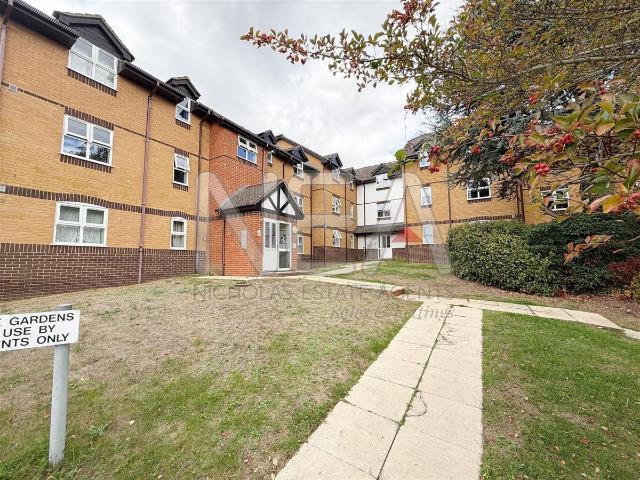 Waller Court, Caversham, Reading RG4, 2 bed flat to rent, £1,400 pcm | PrimeLocation