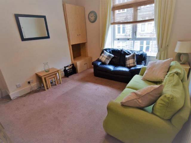Wallfield Place, Rosemount, Aberdeen. 1 bed flat to rent £575 pcm £133 pw