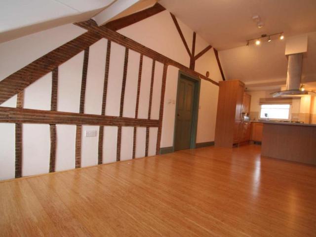 Wallingford 2 bed flat to rent £1,350 pcm £312 pw