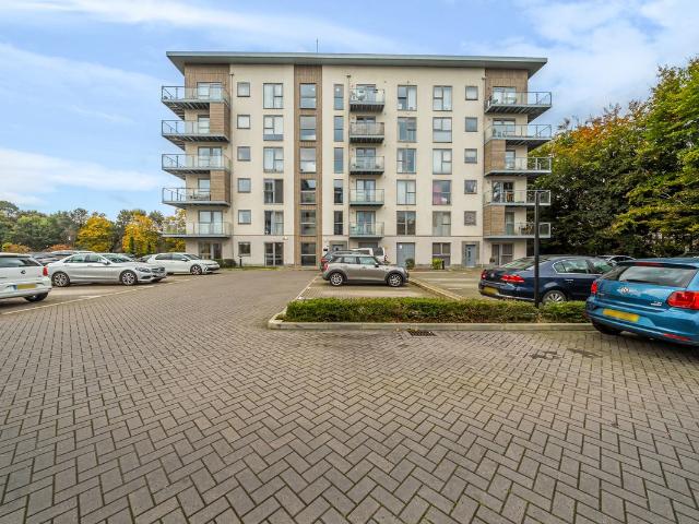 Wallingford Way, Maidenhead SL6, 2 bed flat to rent, £1,895 pcm | PrimeLocation