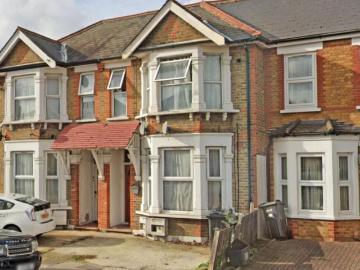 Wallington Road, Ilford, Essex, IG3 2 bed flat to rent £1,800 pcm £415 pw