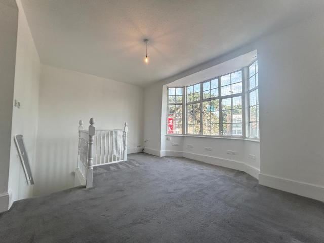 Wallington SM6 2 bed flat to rent £1,450 pcm £335 pw