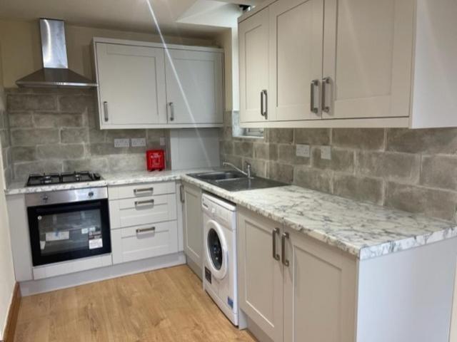 Wallington SM6 2 bed flat to rent £1,650 pcm £381 pw