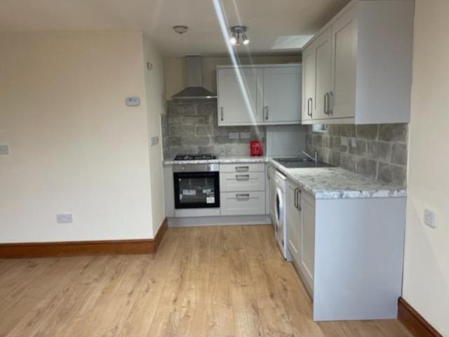 Wallington SM6 2 bed flat to rent £1,650 pcm £381 pw