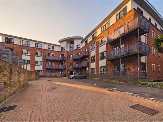 Wallis Square, Farnborough. 2 bed flat to rent £1,450 pcm £335 pw