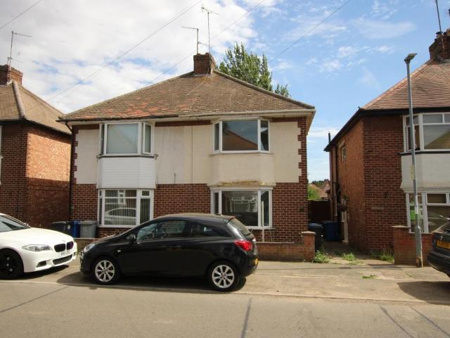Wallis Road, Kettering. 3 bed semi detached house to rent £1,050 pcm £242 pw