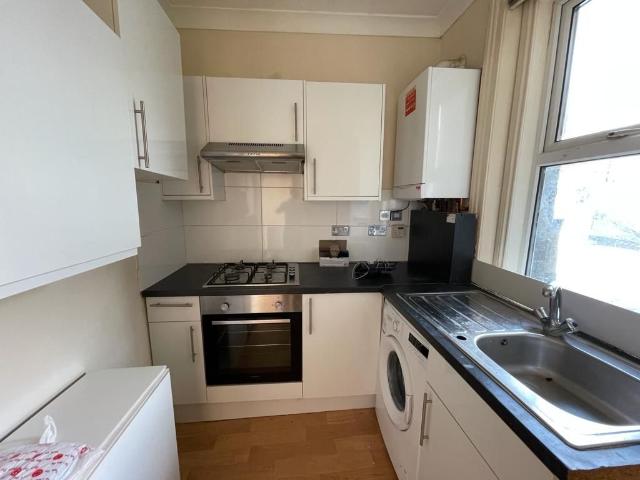 Walm Lane, London NW2, 4 bed flat to rent, £2,600 pcm | PrimeLocation