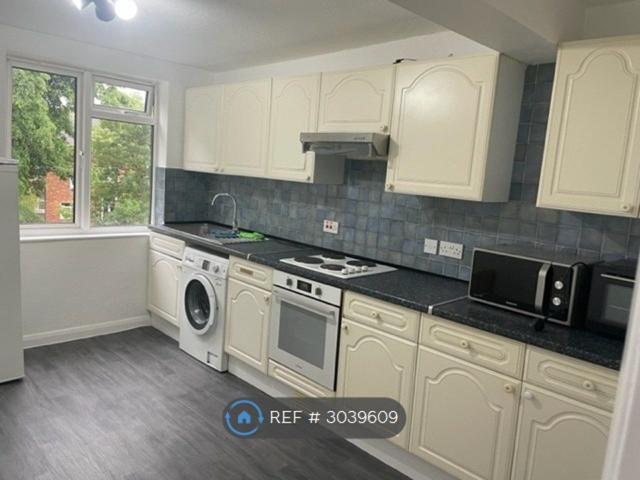 Walm Lane, London NW2, 4 bed flat to rent, £3,100 pcm | PrimeLocation