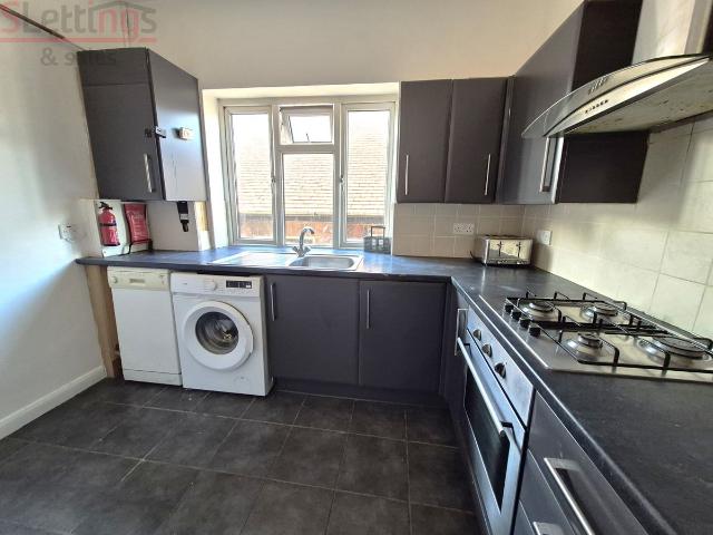 Walm Lane NW2, 4 bed flat to rent, £3,200 pcm | PrimeLocation