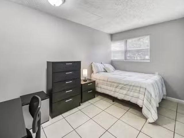Walmart and restaurants in Walking distance! Mini Fridge in ev.