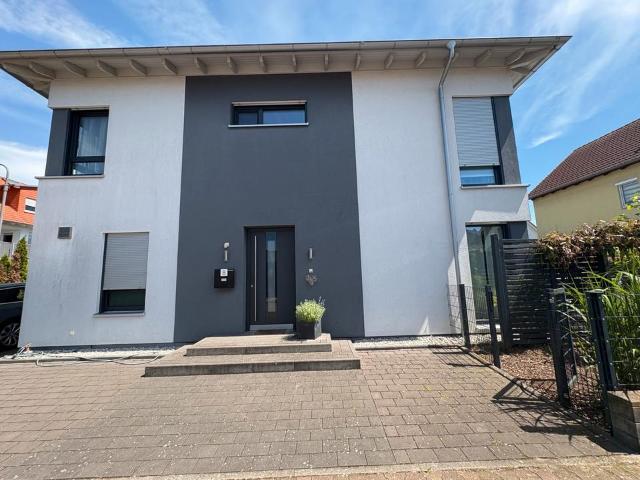 Walmdach Villa von Privat freistehendes Einfamilienhaus