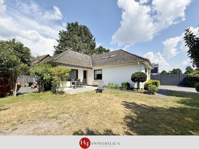 Walmdach Bungalow mit viel Platz und schönem Garten