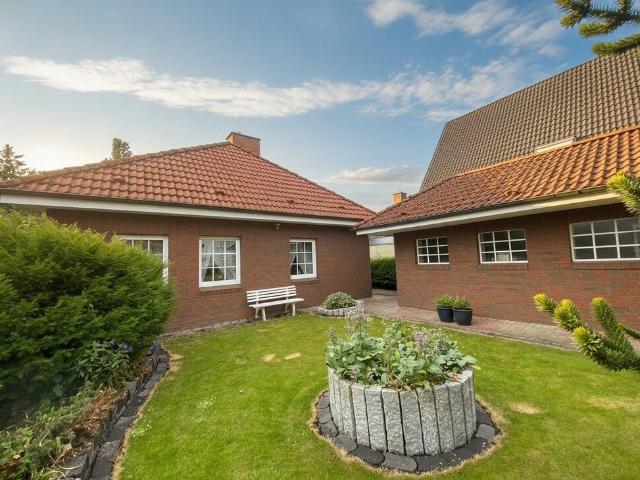 Walmdachbungalow in Marne Stilvolles Wohnen mit Gartenblick und Wintergarten!