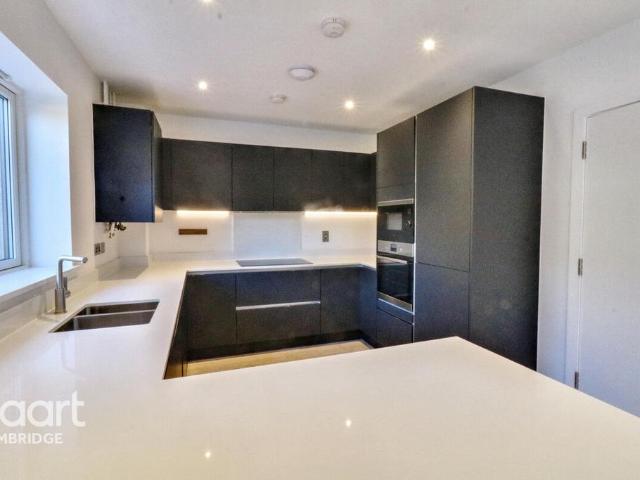 Walnut Court, Cambridge 3 bed detached house to rent £2,500 pcm £577 pw