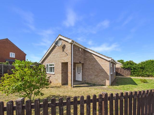 Walnut Close, Foulden IP26, 2 bed detached bungalow to rent, £1,150 pcm | PrimeLocation