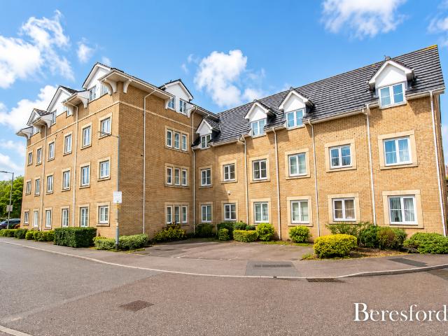Walnut Close, Laindon SS15, 2 bed flat to rent, £1,300 pcm | PrimeLocation