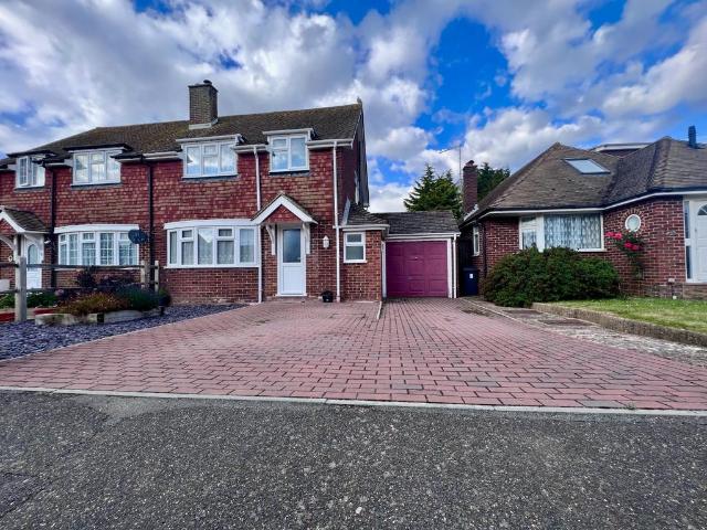 Walnut Walk, Polegate BN26 3 bed semi detached house to rent £1,650 pcm £381 pw