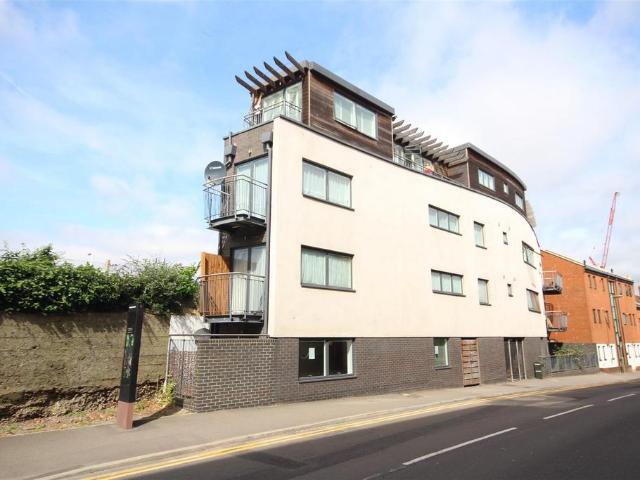 Walnut Tree Close, Guildford 2 bed flat to rent £1,700 pcm £392 pw