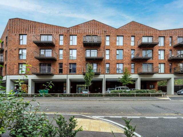 Walnut Tree Close, Guildford, GU1 2 bed flat to rent £2,400 pcm £554 pw