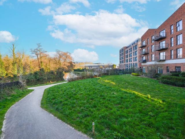 Walnut Tree Close, Guildford GU1, 2 bed flat to rent, £2,400 pcm | PrimeLocation